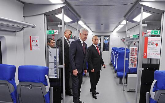 Russlands Präsident Wladimir Putin begutachtet die neue Bahn in Moskau.