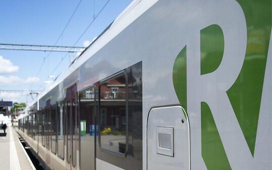 Ein Flirt-Zug der Regio-S-Bahn Basel steht auf dem Bahnhof in Laufenburg AG, einem der Endhaltestellen. (Archivbild)