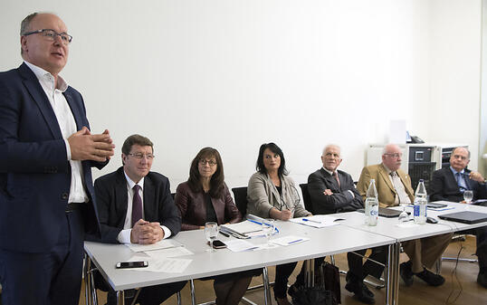 Der Waadtländer SP-Staatsrat Pierre-Yves Maillard, links, hat am Freitag zusammen mit Vertretern des Initiativkomitees die Ziele der Volksinitiative "Krankenversicherung. Für die Organisationsfreiheit der Kantone" erklärt. (KEYSTONE/Anthony Anex)