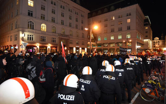 Szene der Kundgebung gegen den Akademikerball am Freitagabend in Wien.