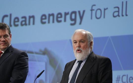 EU-Vizekommissions-Präsident Maros Sefcovic (links) und EU-Energiekommissar Miguel Arias Cañete haben am Mittwoch in Brüssel das neue EU-Energiepaket vorgestellt. Dieses umfasst mehr als 1000 Seiten mit Dutzenden Vorschlägen und Richtlinien.